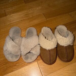 2 pairs of slippers